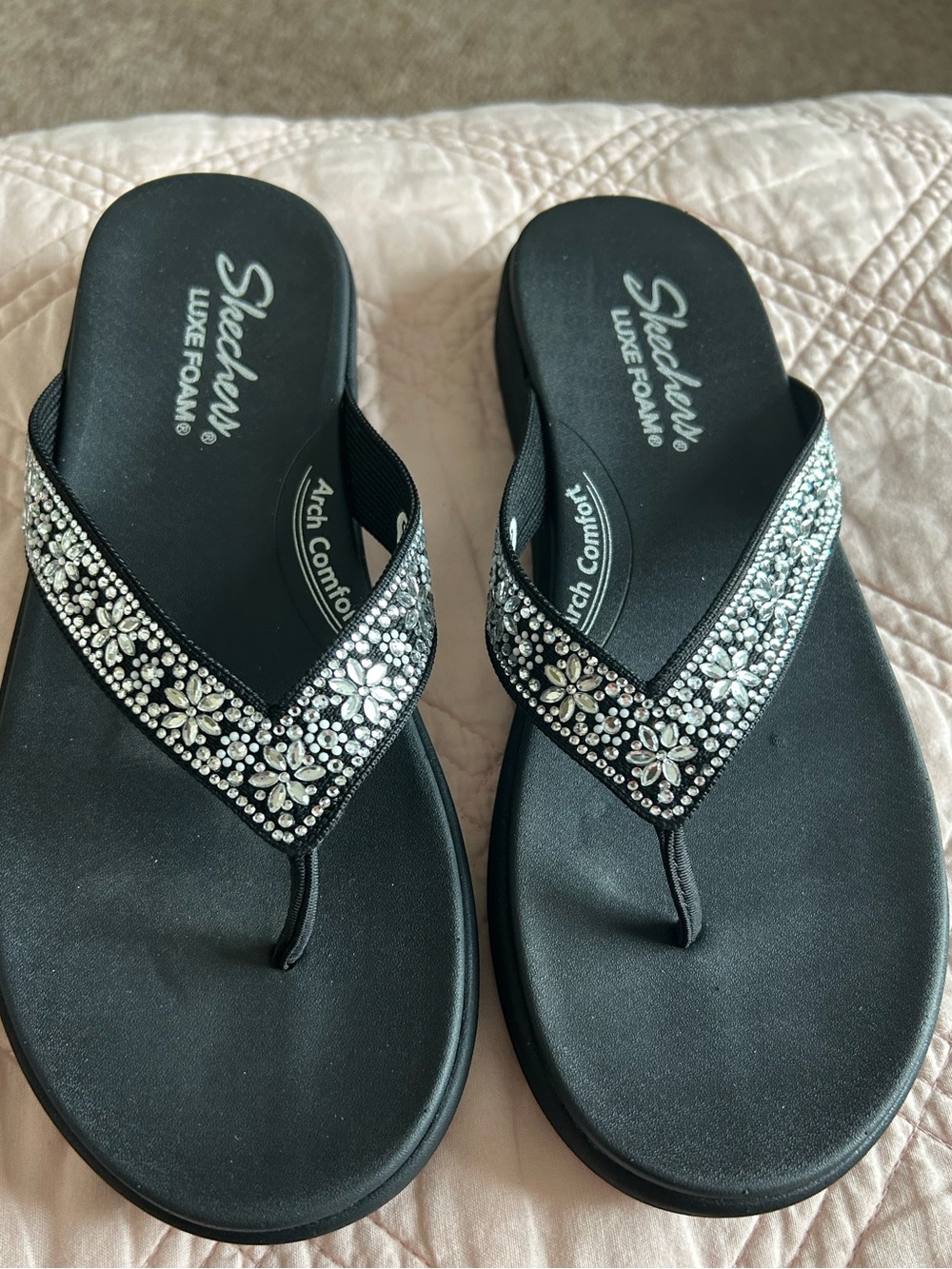 Skechers Luxe Foam Arch Comfort Flip flops(size 9)